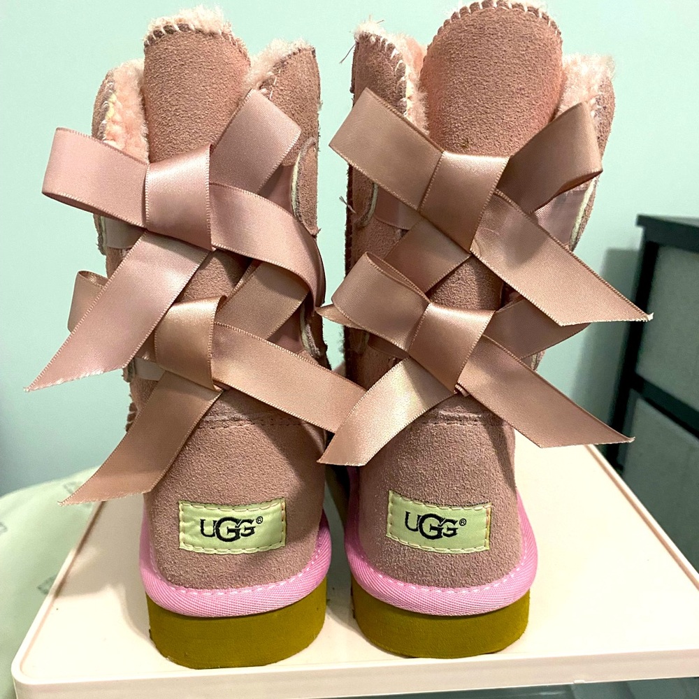 Pink Uggs brand new, never worn bailey bow size 9